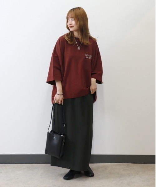 Right-on（ライトオン）の「【見た目は秋、機能は夏】【HONEYSUCKLE ROSE】インレイロゴＴシャツ(接触冷感/UVカット)（Tシャツ/カットソー・レディース・キナリ/ダークグレー/オフホワイト/レッド・M/S/L）」の8枚目の写真