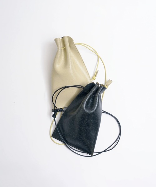 ITTI(イッチ)の「HERRIE KINCHAKU POUCH - PM / CRACK(ショルダーバッグ・メンズ・ブラック/アイボリー・FREE)」の3枚目の写真