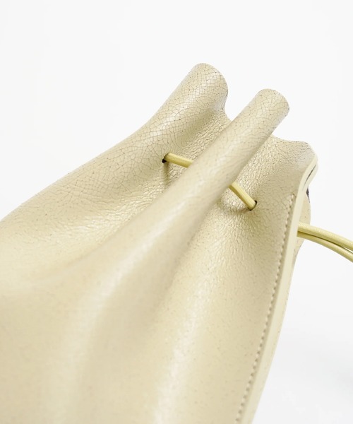 バッグ ITTI HERRIE KINCHAKU POUCH - PM / CRACK HERRIE KINCHAKU POUCH - PM / CRACK｜ひび割れレザーの巾着ポーチ