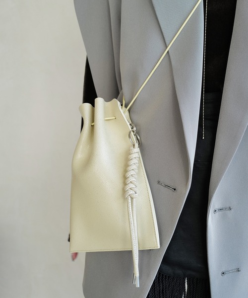 バッグ ITTI HERRIE KINCHAKU POUCH - PM / CRACK HERRIE KINCHAKU POUCH - PM / CRACK｜ひび割れレザーの巾着ポーチ