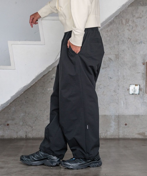 HEREIAM（ヘレイアム）の「【HEREIAM MEN】RENUストレッチタフタ使用。撥水フォルムパンツ（その他パンツ・メンズ・カーキ/ブラック・MEDIUM/LARGE）」の2枚目の写真