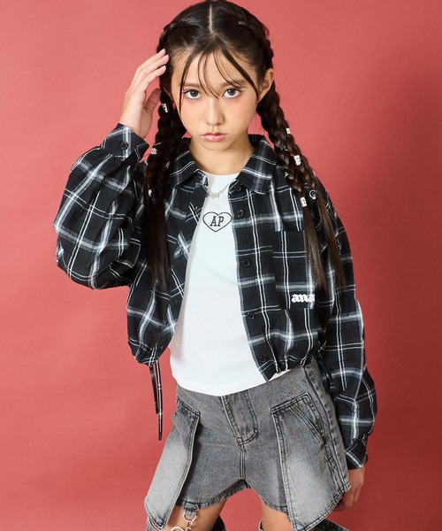 ANAP GiRL(アナップガール)の「サイドシャーリングチェックシャツ【キッズお揃い】(シャツ/ブラウス・キッズ・ブラック/ベージュ/ブラウン・S/XS/M)」の4枚目の写真