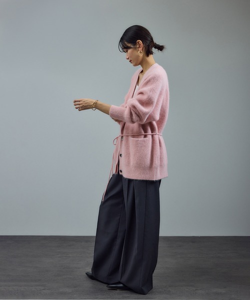 SALON adam et rope'(サロン アダム エ ロペ)の「【WEB限定】フォックスウールVネックニットカーディガン(カーディガン/ボレロ・レディース・チャコールグレー/オフホワイト/ピンク・FREE)」の7枚目の写真