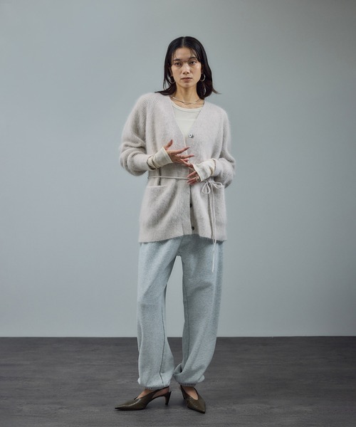 SALON adam et rope'(サロン アダム エ ロペ)の「【WEB限定】フォックスウールVネックニットカーディガン(カーディガン/ボレロ・レディース・チャコールグレー/オフホワイト/ピンク・FREE)」の13枚目の写真