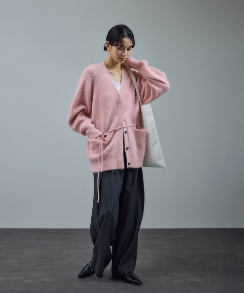 SALON adam et rope'(サロン アダム エ ロペ)の「【WEB限定】フォックスウールVネックニットカーディガン(カーディガン/ボレロ・レディース・チャコールグレー/オフホワイト/ピンク・FREE)」の17枚目の写真