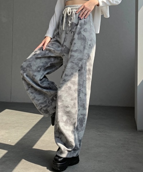.KOM(ドットコム)の「A'GEM/9 × .kom 『.KOM/ドットケーオーエム』 Camouflage Wide Sweat Pants/カモフラージュ ワイドスウェットパンツ(スウェットパンツ・レディース・グレー・M)」の1枚目の写真