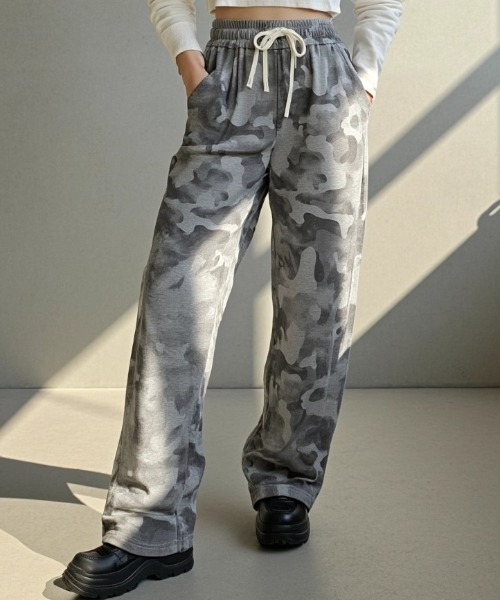 .KOM(ドットコム)の「A'GEM/9 × .kom 『.KOM/ドットケーオーエム』 Camouflage Wide Sweat Pants/カモフラージュ ワイドスウェットパンツ(スウェットパンツ・レディース・グレー・M)」の6枚目の写真