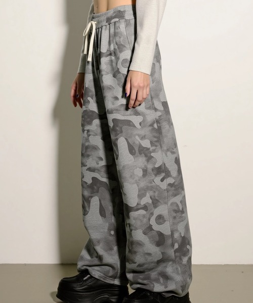 .KOM(ドットコム)の「A'GEM/9 × .kom 『.KOM/ドットケーオーエム』 Camouflage Wide Sweat Pants/カモフラージュ ワイドスウェットパンツ(スウェットパンツ・レディース・グレー・M)」の8枚目の写真