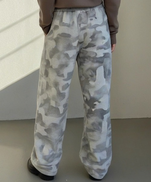 .KOM(ドットコム)の「A'GEM/9 × .kom 『.KOM/ドットケーオーエム』 Camouflage Wide Sweat Pants/カモフラージュ ワイドスウェットパンツ(スウェットパンツ・レディース・グレー・M)」の5枚目の写真