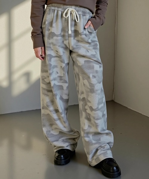 .KOM(ドットコム)の「A'GEM/9 × .kom 『.KOM/ドットケーオーエム』 Camouflage Wide Sweat Pants/カモフラージュ ワイドスウェットパンツ(スウェットパンツ・レディース・グレー・M)」の3枚目の写真