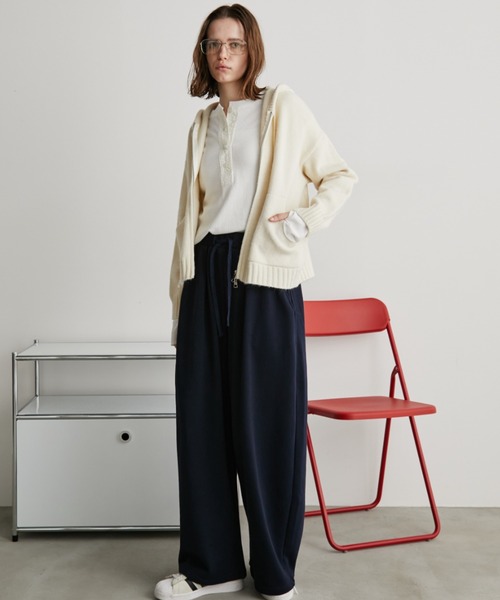 Auntie Rosa Holiday(アンティローザホリデー)の「ジップアップニットフーディーカーディガン / ブルゾン(カーディガン/ボレロ・レディース・ブラック/アイボリー・FREE)」の4枚目の写真