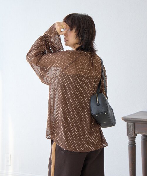 RIVE DROITE（リヴドロワ）の「【上品に華やぐ】フォイルドットボウタイブラウス（シャツ/ブラウス・レディース・ブラウン/オフホワイト・FREE）」の5枚目の写真
