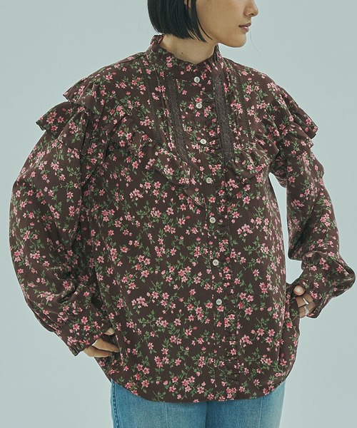 ROSE BUD（ローズバッド）の「FLOWER PRINT BLOUSE（シャツ/ブラウス・レディース・ブラック/ブラウン・ONE SIZE）」の2枚目の写真