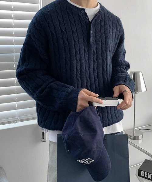 NOWLE（ノウル）の「【NOWLE】ケーブル編み ヘンリーネック プルオーバー ニット（ニット/セーター・メンズ・ブラック/サンドグレー/ネイビー・MEDIUM/LARGE/X-LARGE）」の3枚目の写真