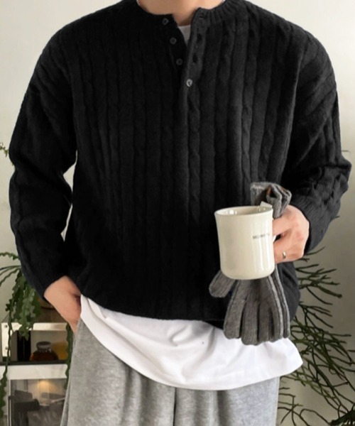 NOWLE（ノウル）の「【NOWLE】ケーブル編み ヘンリーネック プルオーバー ニット（ニット/セーター・メンズ・ブラック/サンドグレー/ネイビー・MEDIUM/LARGE/X-LARGE）」の2枚目の写真