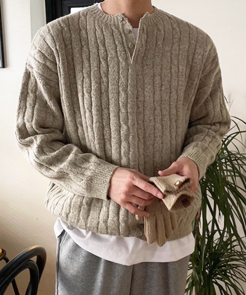 NOWLE（ノウル）の「【NOWLE】ケーブル編み ヘンリーネック プルオーバー ニット（ニット/セーター・メンズ・ブラック/サンドグレー/ネイビー・MEDIUM/LARGE/X-LARGE）」の9枚目の写真