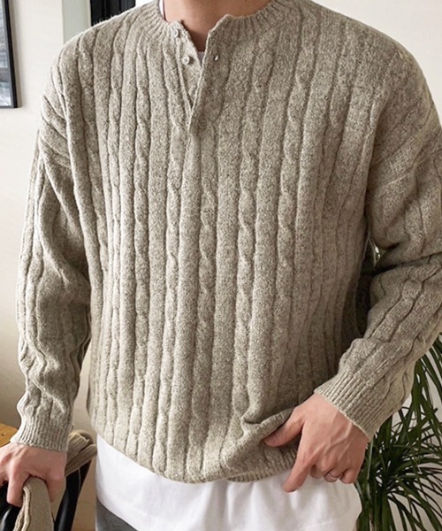 NOWLE（ノウル）の「【NOWLE】ケーブル編み ヘンリーネック プルオーバー ニット（ニット/セーター・メンズ・ブラック/サンドグレー/ネイビー・MEDIUM/LARGE/X-LARGE）」の10枚目の写真