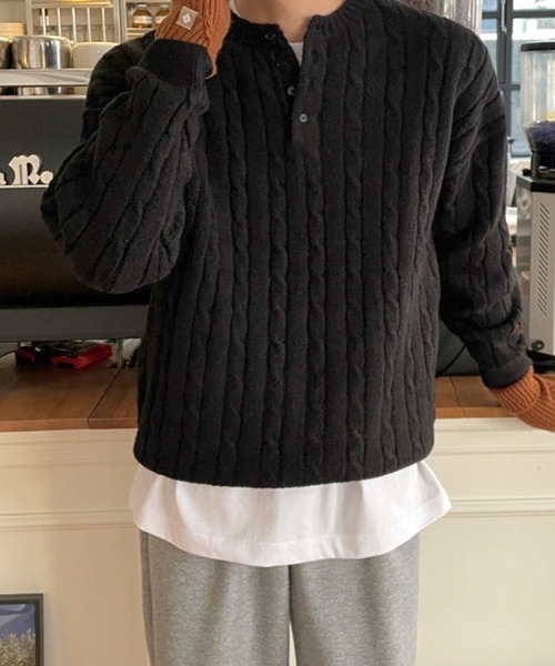 NOWLE（ノウル）の「【NOWLE】ケーブル編み ヘンリーネック プルオーバー ニット（ニット/セーター・メンズ・ブラック/サンドグレー/ネイビー・MEDIUM/LARGE/X-LARGE）」の4枚目の写真