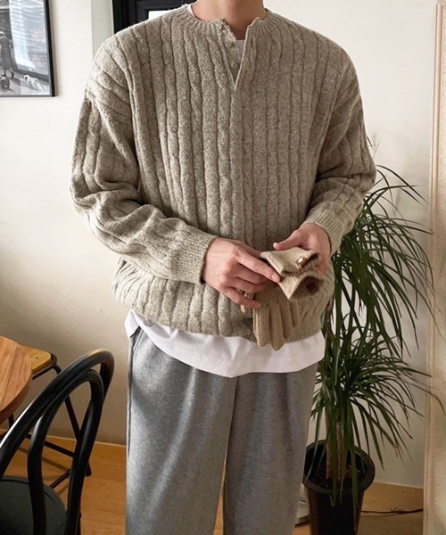 NOWLE（ノウル）の「【NOWLE】ケーブル編み ヘンリーネック プルオーバー ニット（ニット/セーター・メンズ・ブラック/サンドグレー/ネイビー・MEDIUM/LARGE/X-LARGE）」の6枚目の写真