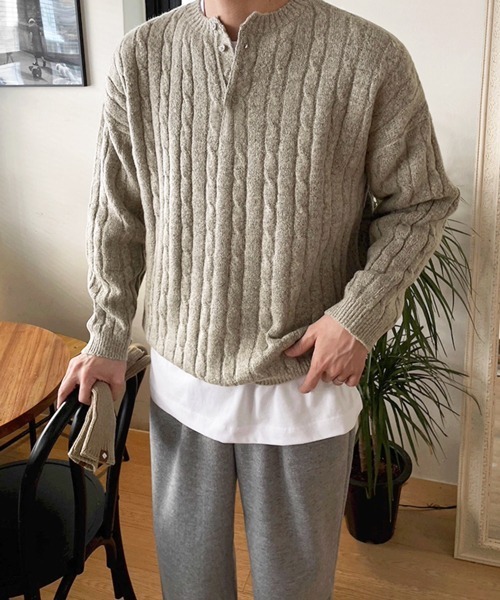 NOWLE（ノウル）の「【NOWLE】ケーブル編み ヘンリーネック プルオーバー ニット（ニット/セーター・メンズ・ブラック/サンドグレー/ネイビー・MEDIUM/LARGE/X-LARGE）」の7枚目の写真