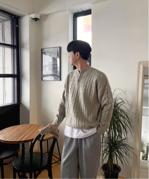 NOWLE（ノウル）の「【NOWLE】ケーブル編み ヘンリーネック プルオーバー ニット（ニット/セーター・メンズ・ブラック/サンドグレー/ネイビー・MEDIUM/LARGE/X-LARGE）」の8枚目の写真