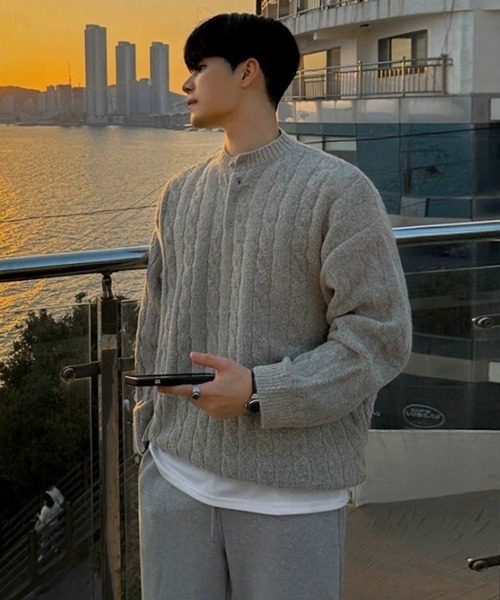 NOWLE（ノウル）の「【NOWLE】ケーブル編み ヘンリーネック プルオーバー ニット（ニット/セーター・メンズ・ブラック/サンドグレー/ネイビー・MEDIUM/LARGE/X-LARGE）」の20枚目の写真