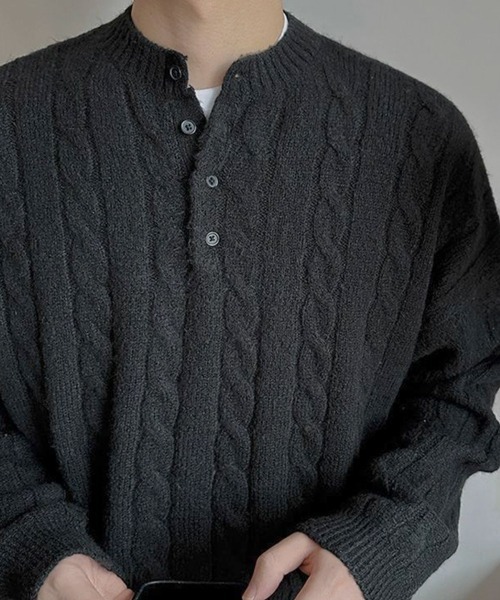 NOWLE（ノウル）の「【NOWLE】ケーブル編み ヘンリーネック プルオーバー ニット（ニット/セーター・メンズ・ブラック/サンドグレー/ネイビー・MEDIUM/LARGE/X-LARGE）」の5枚目の写真