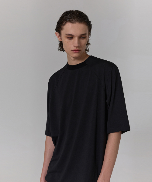DGNAK(ディグナク)の「斜線切開ダブルステッチTシャツ(ブラック)PF1TS1313(Tシャツ/カットソー・メンズ・ブラック・MEDIUM/LARGE)」の2枚目の写真