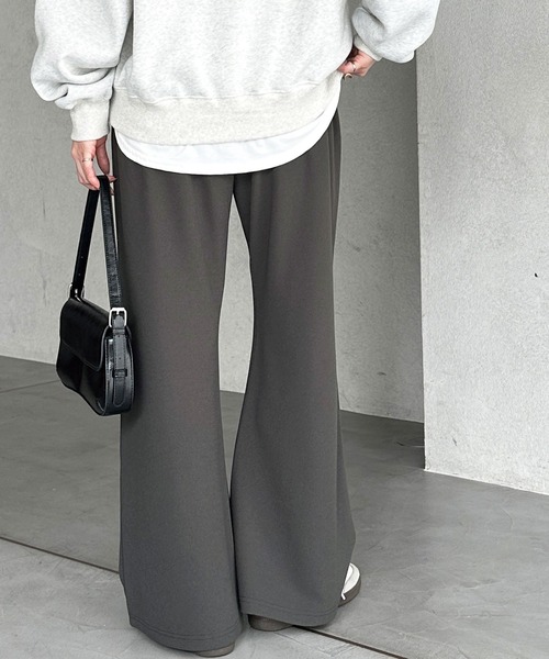 GeeRA（ジーラ）の「【S-LL展開】美脚見せ！オン/オフ着られるカーブフレアストレッチパンツ（スラックス・レディース・ベージュ/チャコール/ブラック・SMALL/X-LARGE/LARGE/MEDIUM）」の10枚目の写真