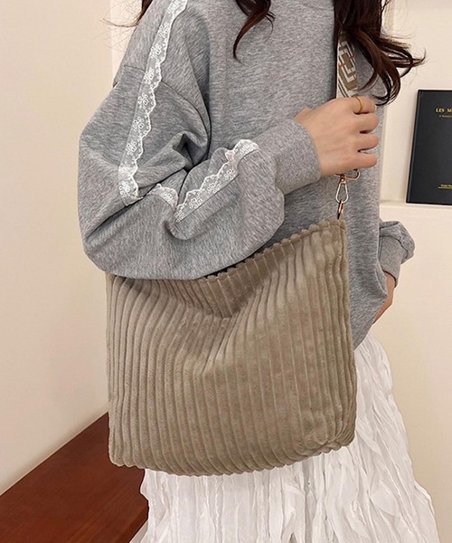 VIBGYOR(ヴィブジョー)の「urbanfemine./コーデュロイショルダーバッグ U7590(ショルダーバッグ・レディース・グレー/ブラック/ベージュ/ホワイト・FREE)」の4枚目の写真