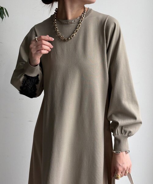 DouDou(ドゥドゥ)の「【WEB限定】バックレースラインワンピース(ワンピース・レディース・グレイッシュベージュ/チャコールグレー/ブラック・FREE)」の4枚目の写真