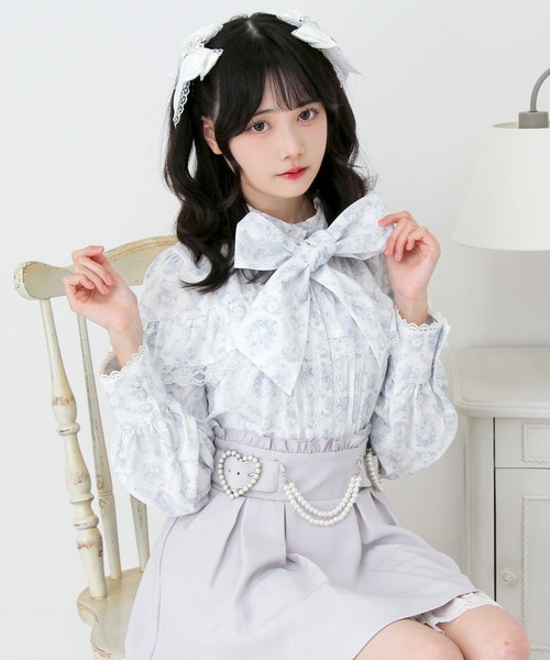 DearMyLove（ディアマイラブ）の「トワルドジュイボウタイフリルリボンブラウス（シャツ/ブラウス・レディース・ブルーグレー/ブラック・MEDIUM/3L/LARGE）」の2枚目の写真