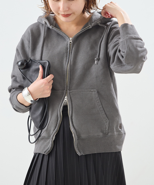 journal standard L'essage（ジャーナルスタンダードレサージュ）の「【一部店舗＆WEB限定】ピグメントスウェットパーカー（パーカー・レディース・ブラック/ブラウン・FREE）」の2枚目の写真