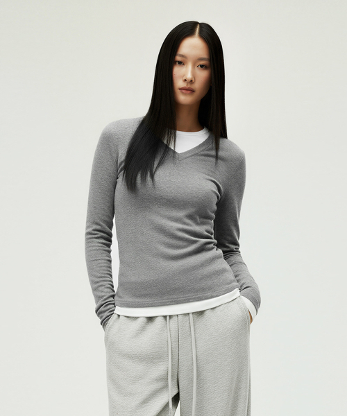 BUTTON SEOUL（ボタンソウル）の「[ウィメンズ] 2ピースレイヤードVネックスリムロングスリーブTシャツ (4 COLORS)（Tシャツ/カットソー・レディース・ブラック/ライトブラウン/ライトグレー/ダークブラウン・SMALL/MEDIUM/LARGE）」の6枚目の写真