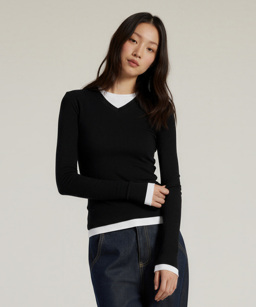 BUTTON SEOUL（ボタンソウル）の「[ウィメンズ] 2ピースレイヤードVネックスリムロングスリーブTシャツ (4 COLORS)（Tシャツ/カットソー・レディース・ブラック/ライトブラウン/ライトグレー/ダークブラウン・SMALL/MEDIUM/LARGE）」の8枚目の写真