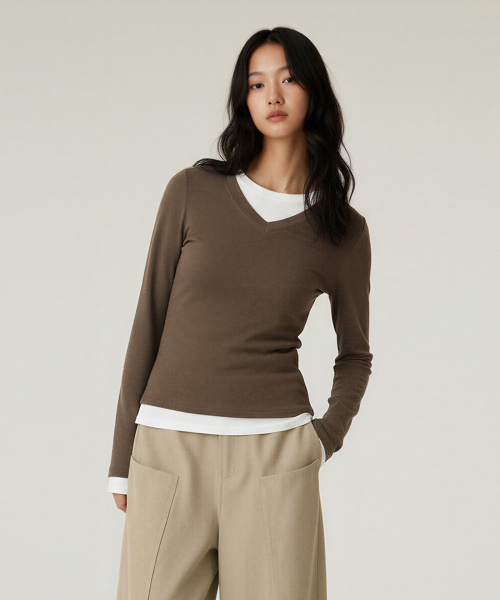 BUTTON SEOUL（ボタンソウル）の「[ウィメンズ] 2ピースレイヤードVネックスリムロングスリーブTシャツ (4 COLORS)（Tシャツ/カットソー・レディース・ブラック/ライトブラウン/ライトグレー/ダークブラウン・SMALL/MEDIUM/LARGE）」の11枚目の写真