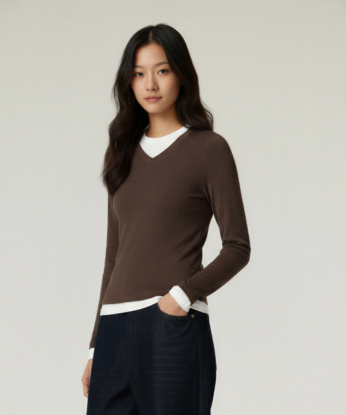 BUTTON SEOUL（ボタンソウル）の「[ウィメンズ] 2ピースレイヤードVネックスリムロングスリーブTシャツ (4 COLORS)（Tシャツ/カットソー・レディース・ブラック/ライトブラウン/ライトグレー/ダークブラウン・SMALL/MEDIUM/LARGE）」の13枚目の写真