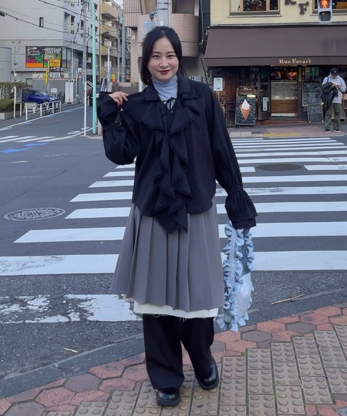 idem(イデム)の「ruffle collared blouse / ラッフルカラーブラウス(シャツ/ブラウス・レディース・ブラック/オフホワイト・FREE)」の3枚目の写真