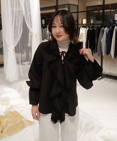 idem(イデム)の「ruffle collared blouse / ラッフルカラーブラウス(シャツ/ブラウス・レディース・ブラック/オフホワイト・FREE)」の4枚目の写真