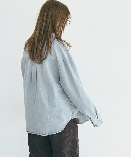 coca(coca)(コカ)の「オーバーサイズデニムシャツ(シャツ/ブラウス・レディース・ブルー/ライトブルー・M/L/S)」の5枚目の写真