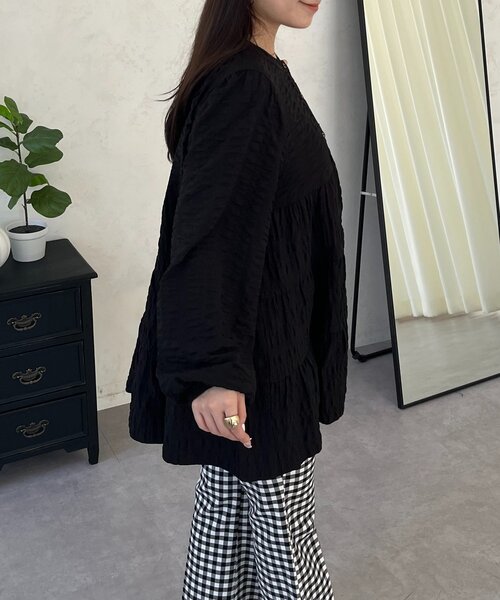 prose verse（プロズヴェール）の「シャーリングシアーティアードブラウス（シャツ/ブラウス・レディース・ブラック/サックスブルー/オフホワイト/ピンク/ベージュ・MEDIUM/LARGE）」の16枚目の写真