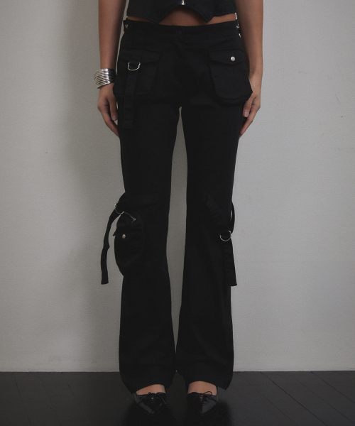 VOONT(ブント)の「Cargo Strap Pocket Pants (BLACK)(その他パンツ・レディース・ブラック・SMALL/MEDIUM)」の2枚目の写真