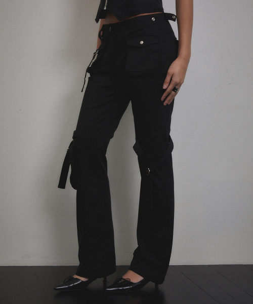 VOONT(ブント)の「Cargo Strap Pocket Pants (BLACK)(その他パンツ・レディース・ブラック・SMALL/MEDIUM)」の3枚目の写真