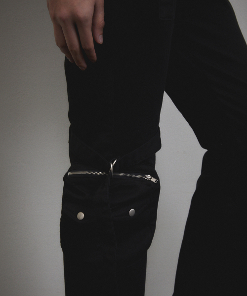 VOONT(ブント)の「Cargo Strap Pocket Pants (BLACK)(その他パンツ・レディース・ブラック・SMALL/MEDIUM)」の9枚目の写真