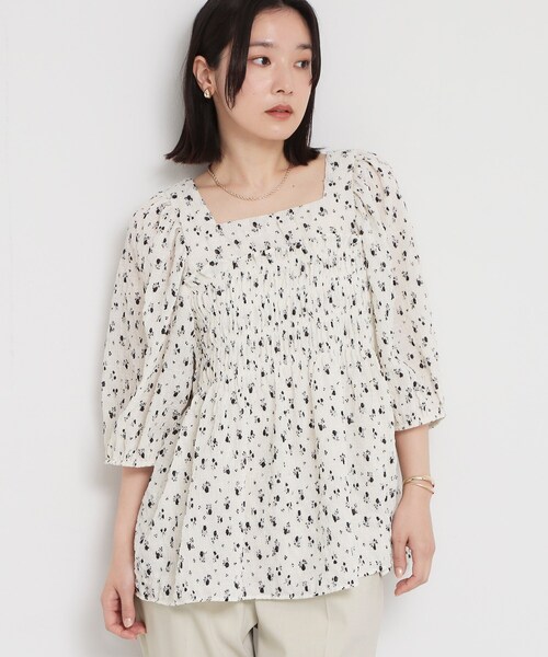 THE SHOP TK (ザ ショップ ティーケー )の「大人のフェミニンスタイルに 花柄楊柳シャーリングブラウス(シャツ/ブラウス・レディース・アイボリー系/ブラック系・12/13)」の1枚目の写真