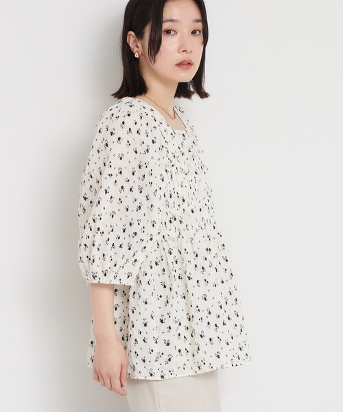 THE SHOP TK (ザ ショップ ティーケー )の「大人のフェミニンスタイルに 花柄楊柳シャーリングブラウス(シャツ/ブラウス・レディース・アイボリー系/ブラック系・12/13)」の3枚目の写真