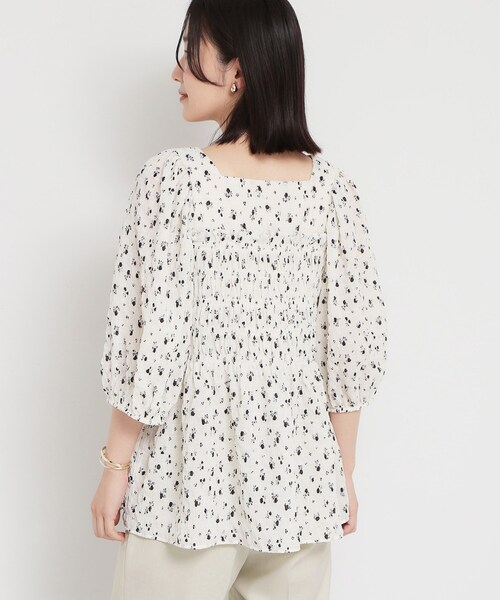 THE SHOP TK (ザ ショップ ティーケー )の「大人のフェミニンスタイルに 花柄楊柳シャーリングブラウス(シャツ/ブラウス・レディース・アイボリー系/ブラック系・12/13)」の4枚目の写真