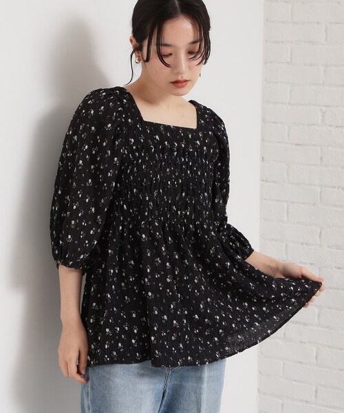 THE SHOP TK (ザ ショップ ティーケー )の「大人のフェミニンスタイルに 花柄楊柳シャーリングブラウス(シャツ/ブラウス・レディース・アイボリー系/ブラック系・12/13)」の7枚目の写真