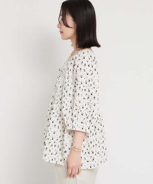 THE SHOP TK (ザ ショップ ティーケー )の「大人のフェミニンスタイルに 花柄楊柳シャーリングブラウス(シャツ/ブラウス・レディース・アイボリー系/ブラック系・12/13)」の12枚目の写真