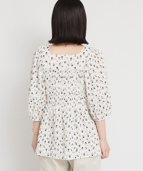 THE SHOP TK (ザ ショップ ティーケー )の「大人のフェミニンスタイルに 花柄楊柳シャーリングブラウス(シャツ/ブラウス・レディース・アイボリー系/ブラック系・12/13)」の13枚目の写真